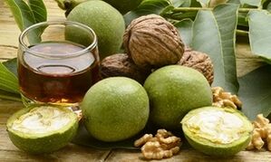 Infusione di noci per rimuovere i parassiti dal corpo